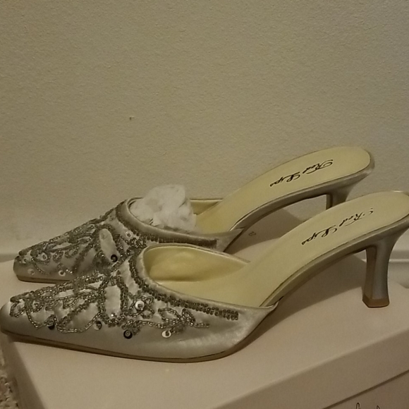 Beautiful slip on beaded heels - Picture 2 of 5